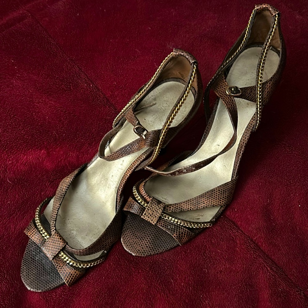 Snake embossed and gold chain shoes